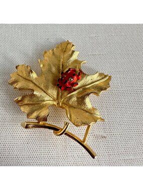 Sarah Coventry Ladybug On Gold-Tone Leaf Brooch Vintage Pin Red & Black Enamel A